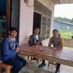 <em>Lewat Door to door Bhabinkamtibmas Sampaikan Pesan – Pesan Kamtibmas</em>