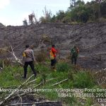 <em>Bersama Manggala Agni Bengkayang, Bhabinkamtibmas Datang Titik Hotspot</em>