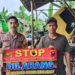Cegah Kebakaran Hutan Dan Lahan, Bhabinkamtibmas Rutin Sosialisasi STOP Karhutla Dengan Banner