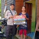 Door to Door Bhabinkamtibmas Sampaikan Himbauan  Untuk Tidak Membuka Lahan Dengan Membakar Kepada Warganya