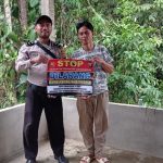 Door to Door Bhabinkamtibmas Sampaikan Himbauan  Untuk Tidak Membuka Lahan Dengan Membakar Kepada Warganya*