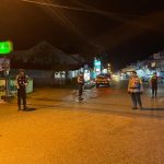 Anggota Polres Bengkayang Lakukan Pengaturan Selama Misa Perayaan Natal di Gereja Katolik Santo Pius X