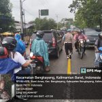 *Personil Polsek Bengkayang Cegah Kemacetan Melalui Strong Point