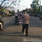 Personil Polsek Bengkayang Cegah Kemacetan Melalui Strong Point