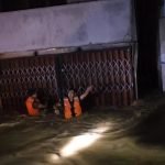 GERAK CEPAT SAT SAMAPTA POLRES BENGKAYANG EVAKUASI KORBAN TERDAMPAK BANJIR
