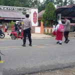 *Giat Rutin Strong Point Polsek Bengkayang Dalam Rangka Menciptakan KAMSELTIBCAR*   Dalam rangka mencegah kemacetan, kecelakaan lalu lintas, dan tindak kriminalitas, personil Polsek Bengkayang Polres Bengkayang  melaksanakan strong point pada pagi hari dengan mengatur lalu lintas di daerah-daerah keramaian atau tempat yang cenderung rawan mengalami kecelakaan.  Kegiatan tersebut salah satunya dilakukan di Jalan Raya Sanggau Ledo depan SDN 02 Bengkayang pada , Senin (4/03/2024).  Menurut Kapolsek Bengkayang, AKP Harto Simanjuntak, Kegiatan ini merupakan kewajiban yang harus dilakukan oleh personil Polsek untuk melaksanakan patroli dan pengaturan di daerah-daerah yang rawan terjadinya kecelakaan, kemacetan, dan tindak kriminalitas. “Kami berupaya untuk melindungi masyarakat dan memastikan kenyamanan mereka, selalu menyediakan layanan terbaik dalam setiap kegiatan yang dilakukan demi mencapai tujuan Keselamatan, Ketertiban, dan Kelancaran Lalu Lintas (Kamseltibcar Lantas),” ujarnya.  Selain itu, Kapolsek Bengkayang juga memerintahkan anggota Polsek untuk memberikan peringatan secara humanis kepada para pengendara kendaraan bermotor yang tidak mematuhi aturan lalu lintas. “Kami akan memberikan himbauan tentang pentingnya mematuhi aturan agar menjaga keamanan, keselamatan, ketertiban, dan kelancaran lalu lintas demi kepentingan bersama,” imbuhnya.