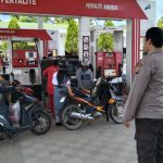 Patroli Rutin Polsek Bengkayang ,Pastikan Kegiatan Di SPBU berjalan Aman dan Tertib