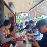 Bhabinkamtibmas Kelurahan Sebalo Ajak Warga Ngobrol Santai di Jum’at Curhat