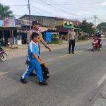 Personil Polsek Bengkayang Laksanakan Strong Point Gina Cegah Kemacetan*