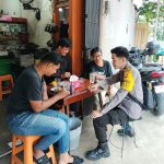Bhabinkamtibmas Desa Setia Budi Ajak Warga Ngobrol Santai di Jum’at Curhat