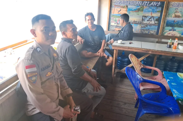Briptu Anang Sapa Buruh Pikul di Teluk Suak, Dengar Keluhan dan Sosialisasi Kamtibmas